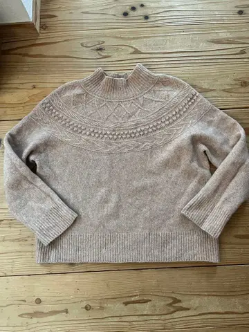 UNTITLED 베이지 크루넥 스웨터 사이즈 2