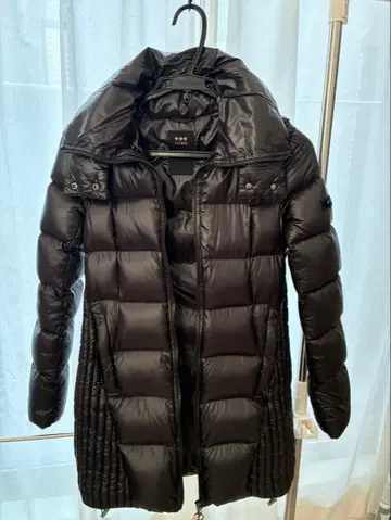 [ 새상품급 ] TATRAS 블랙 다운 자켓 후드 부착