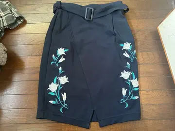 AZUL 자수 네이비 타이트 스커트