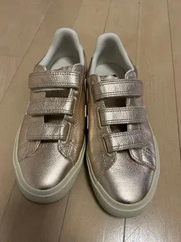 VEJA 골드 벨크로 스니커즈 23