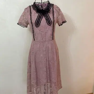 [ 새상품급 ] 더스티 핑크 색상 레이스 반팔 무릎 기장 원피스