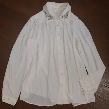 dazzlin 비쥬 달린 옷깃 블라우스 M 사이즈