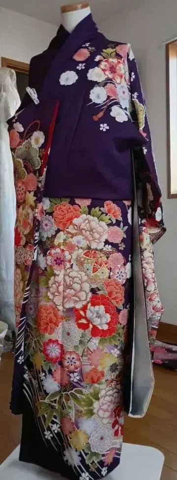 보라색 꽃무늬 후리소데 기모노