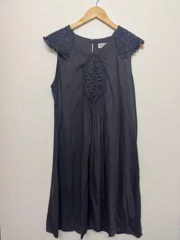 ADIEU TRISTESSE Luxe 자수가 멋진 다크 그레이 원피스