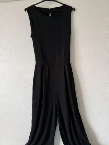 블랙 슬리브리스 올인원