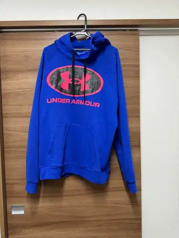 언더아머 속기모 로고 프린트 풀오버 후드티