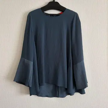 데스 프레스 백 새틴 조젯 블라우스 투모로우랜드