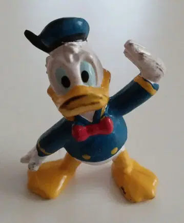 도널드 덕과 울트라맨 제로의 벤젠 외계인