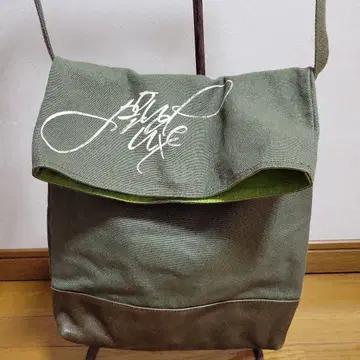 올리브 그린 숄더백