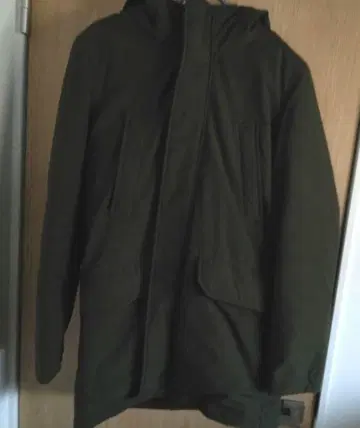 올리브색 후드 부착 다운 자켓