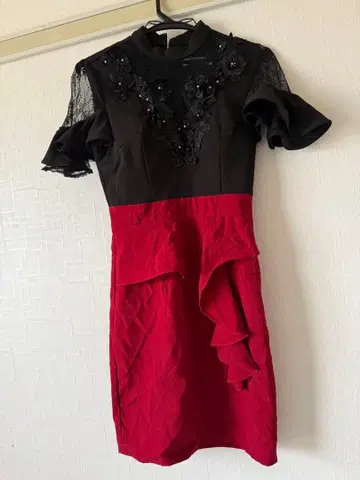 레이스 소매의 블랙 레드 타이트 드레스