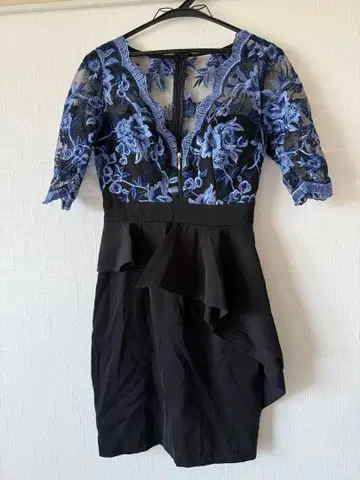 블랙과 파랑 자수 타이트 드레스