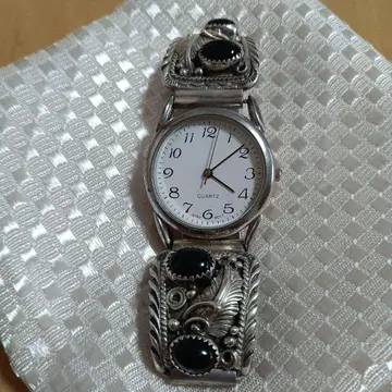 오닉스 장식 쿼츠 손목시계