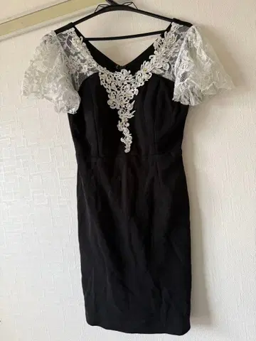 레이스 프릴 소매의 블랙 드레스