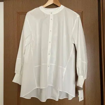 화이트 버튼 셔츠 긴팔 개더 포함