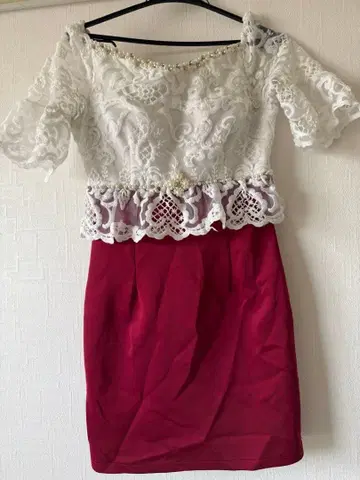 레이스 상의 빨간색 스커트 드레스
