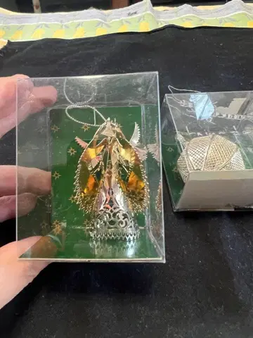 천사나 눈사람 디자인의 크리스마스 오너먼트