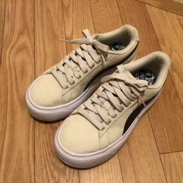 PUMA 크림색 스니커즈