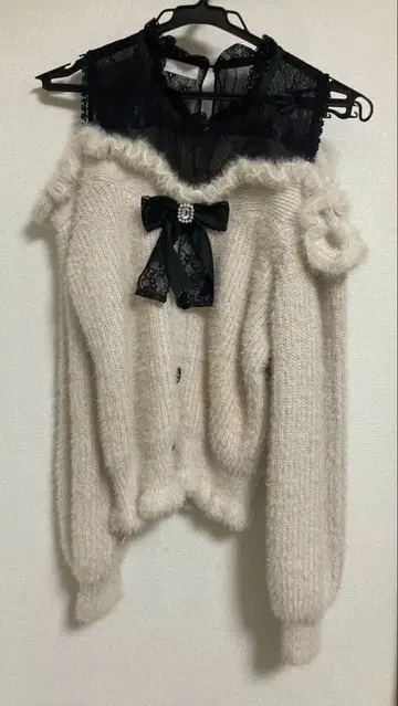 레이어드 스타일 어깨 트임 니트