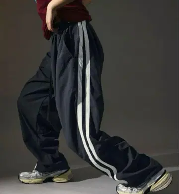 MR HEARTS 와이드 실루엣 사이드 라인 나일론 커브 팬츠 차콜