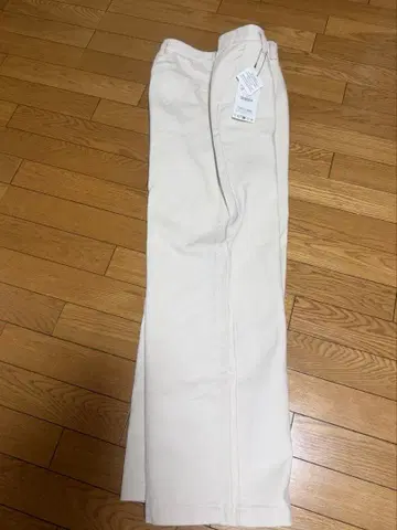 화이트 플리츠 팬츠