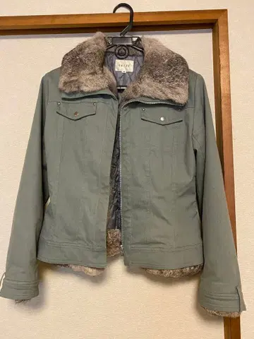 퍼 달린 모스 그레이 자켓