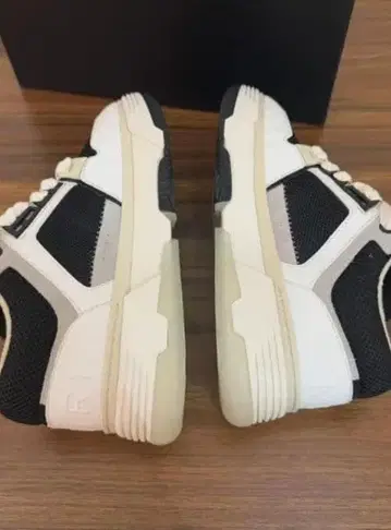 블랙/화이트 스니커즈