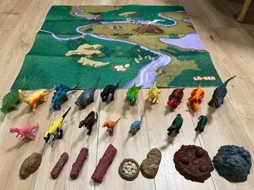 공룡 피규어 세트와 맵