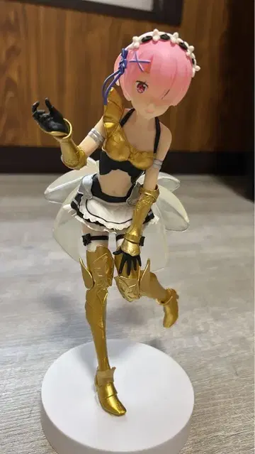 라무 피규어 핑크 머리 골드 아머