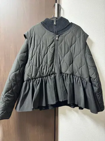 프릴 장식 퀼팅 자켓 블랙