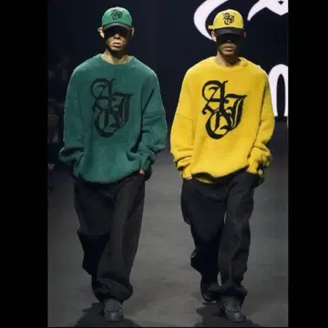 [ AJOBYAJO ] Sporty Logo Sweater