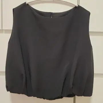 Noble 밑단 벌룬 슬리브리스 풀오버 블랙