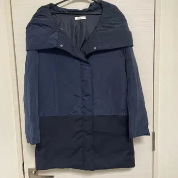 네이비 후드 부착 다운 자켓