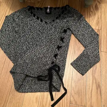 귀여운 비키 V넥 니트 블랙과 화이트