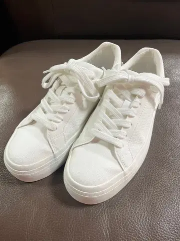 ZARA 가죽 스니커즈