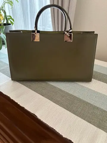 올리브 그린 핸드백