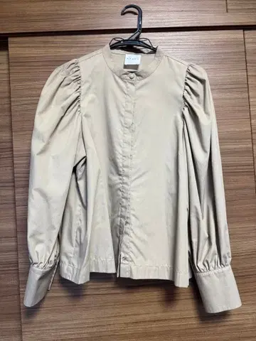 KARRY 베이지 퍼프 슬리브 긴팔 셔츠