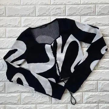 EMODA 프론트 레이스 핏 니트