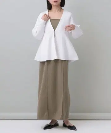 화이트 자켓과 베이지 롱 스커트의 셋업