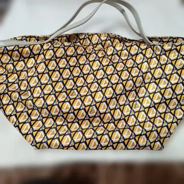 킹사제, 뤼피의 보트형 모양 토트백