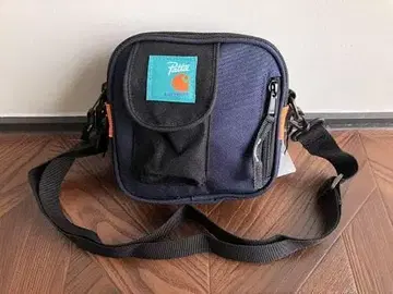 Patta x Carhartt 숄더백 네이비