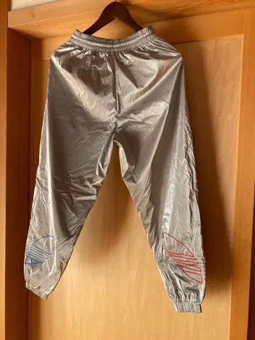 adidas 은색 팬츠
