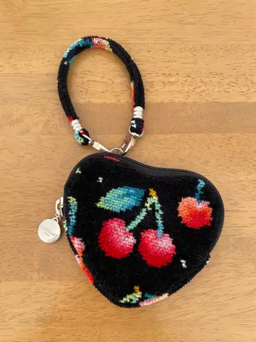 러브러리 by 페이러 체리 도트 하트형 파우치 블랙