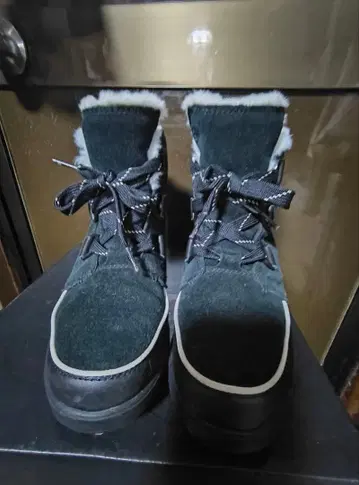 SOREL 퍼 하이컷 부츠 블랙