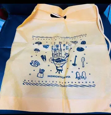 계속 한밤중이면 좋을 텐데. 손바닥을 우주에 미각 백