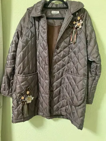 플라워 모티브가 달린 브라운 퀼팅 자켓