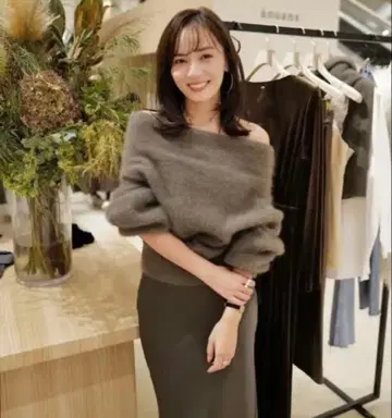 anuaus 아뉴앙스 라쿤 폭스 오프숄더 니트 풀오버