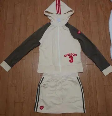 adidas 후드 부착 자켓과 스커트 세트