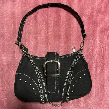 체인 달린 블랙 핸드백