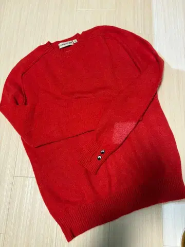 유니클로 안야 힌드마치 빨간색 스웨터 XL